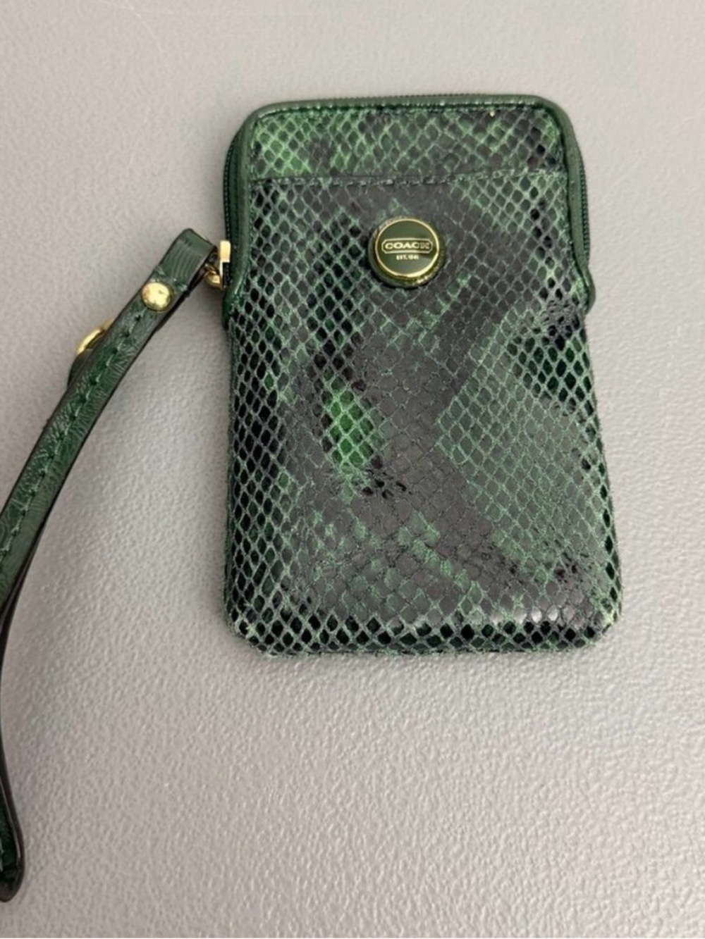 Coach Green Snakeskin
Embossed Wristlet Card Case
Zip Mini Wallet - Picture 7 of 7